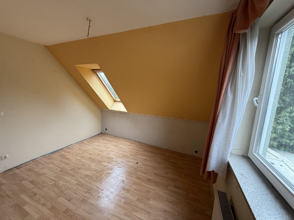 Besenrein geräumtes Zimmer nach der Entrümpelung