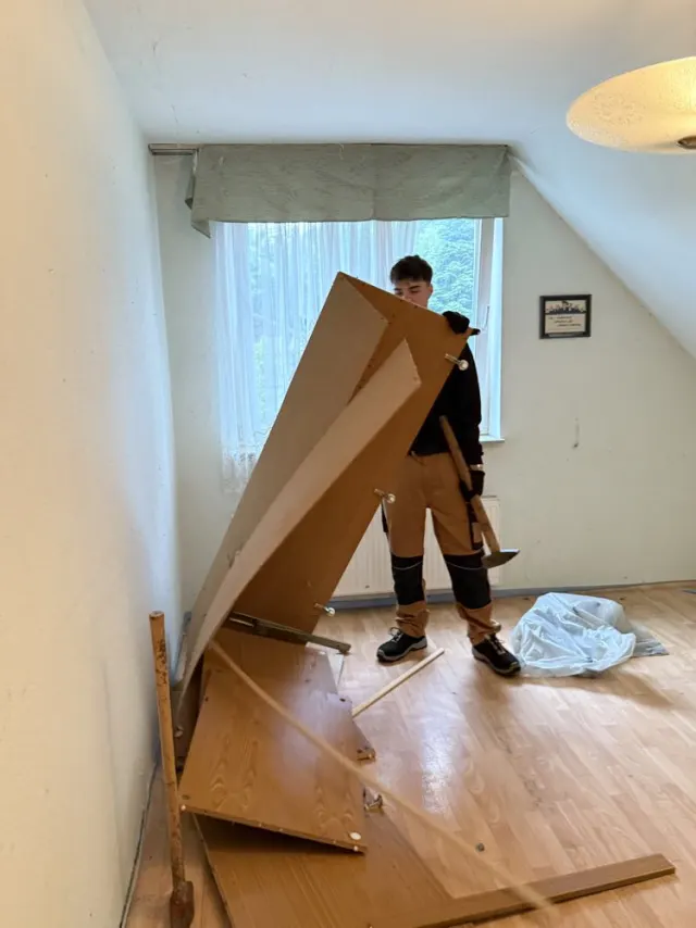 FKK Objektservice Team beim Zerlegen von Möbeln vor Ort