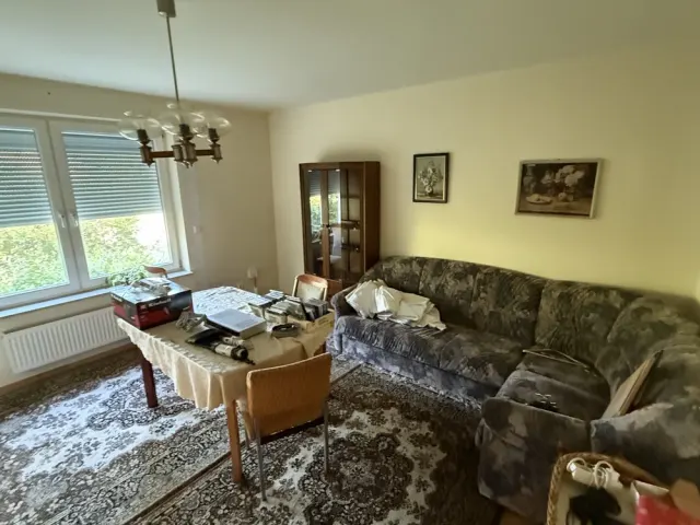 Vollgestelltes Wohnzimmer vor einer Entrümpelung
